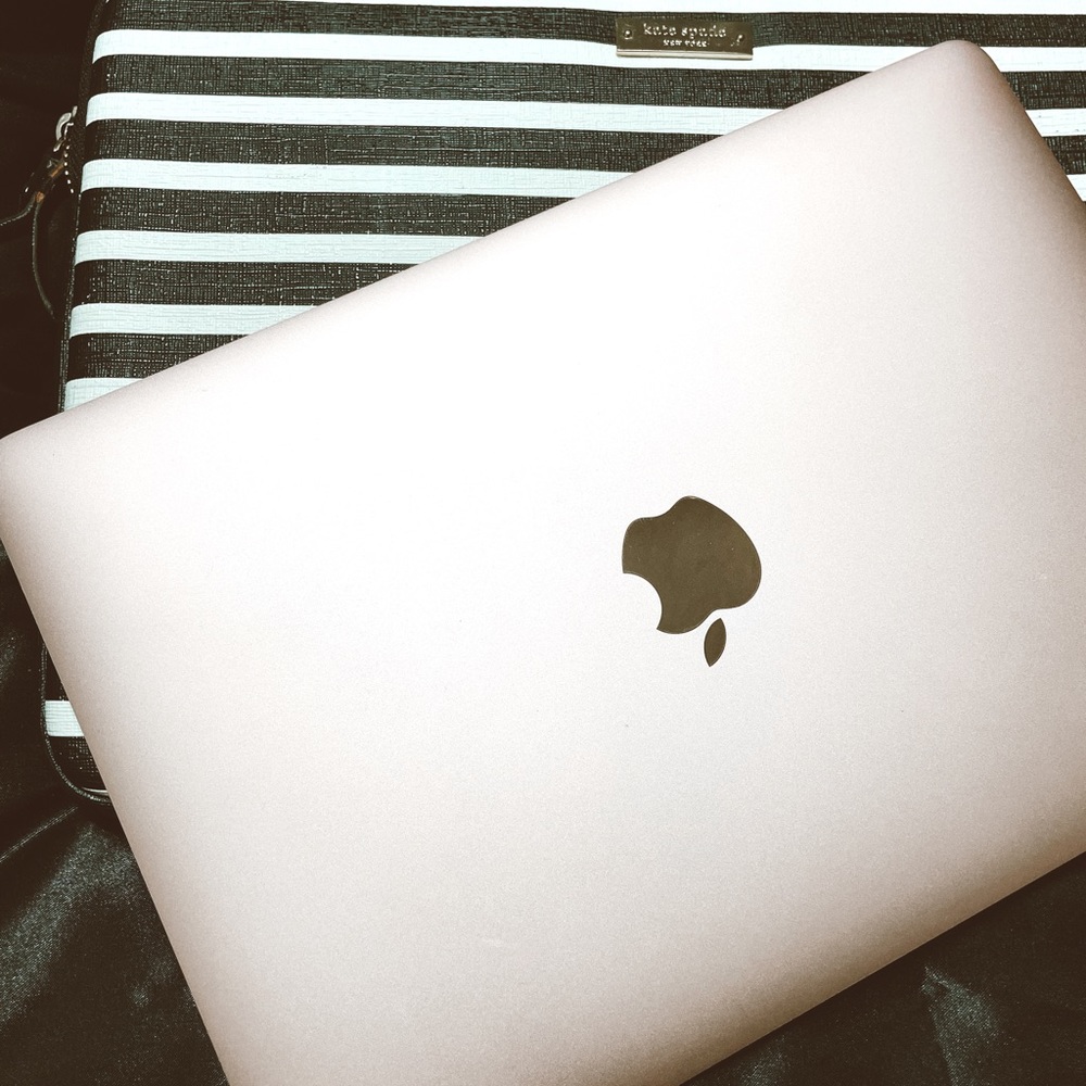 2016 Rose Gold MacBook w/ Kate Spade laptop cover. - Picture 1 of 4